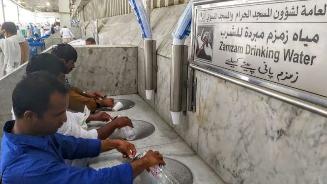 Jemaah mengambil air zamzam untuk diminum di kawasan Masjidil Haram