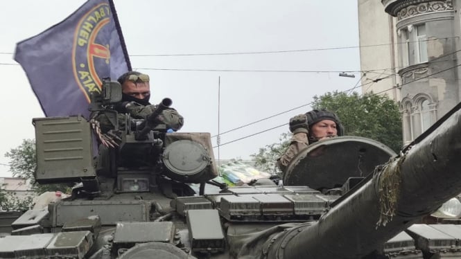 Tentara bayaran Wagner Grup di atas tank - senjata laras panjang di Rostov Rusia