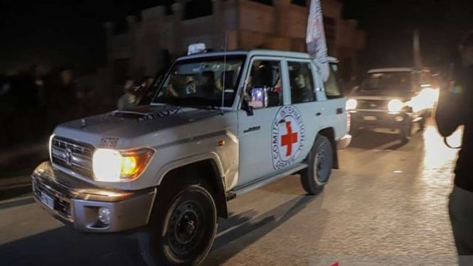 Hamas membebaskan 24 orang sandera yang dievakuasi dengan mobil Red Cross